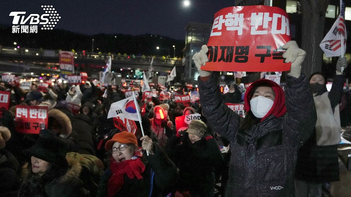 支持者們聚集總統官邸外聲援尹錫悅。(圖/達志影像美聯社)
