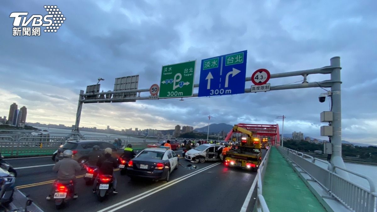 有片／新北關渡橋4車碰撞　通勤族狂塞1個半小時