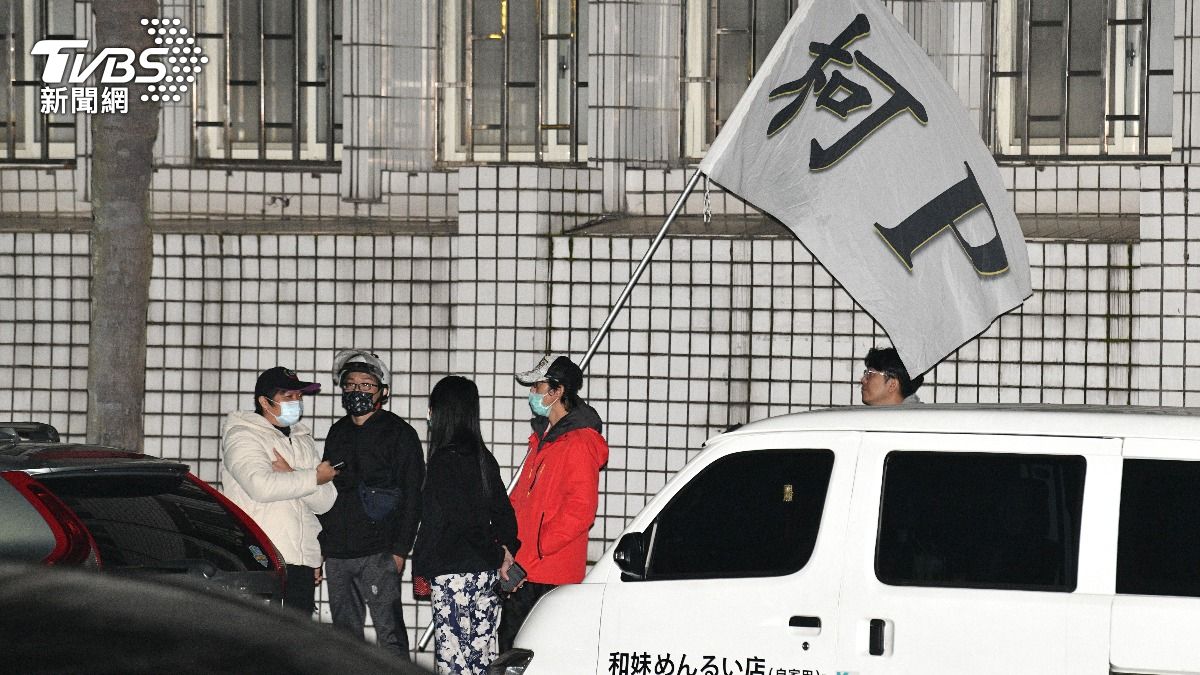 小草聚集在台北地院外。（圖／胡瑞麒攝）