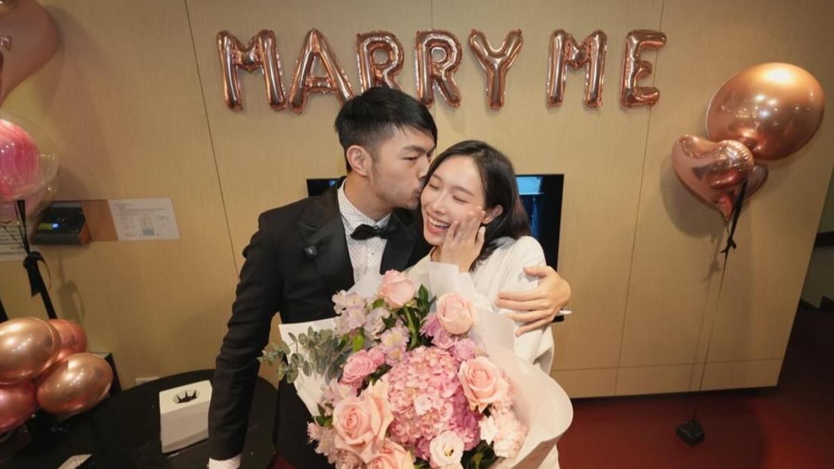 「偽費玉清」男星向穩交4年女友求婚成功! 曾國城當見證人