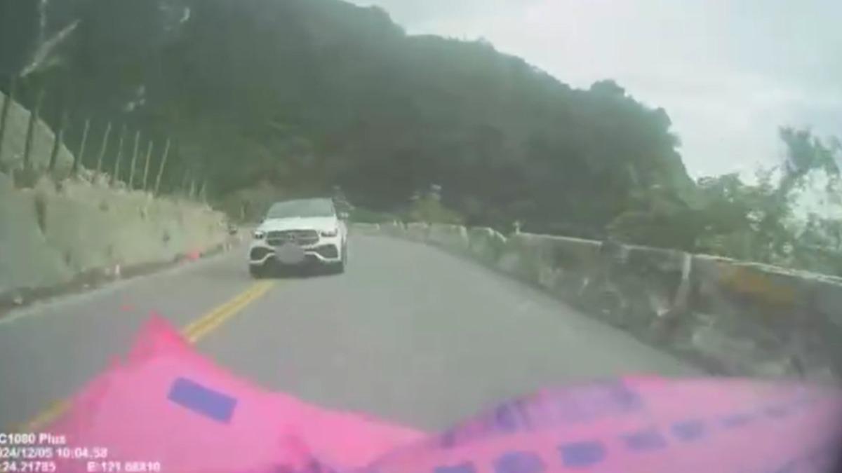 台9線駕駛「跨雙黃線」險撞騎士!他怒檢舉遭退 警認1關鍵不罰