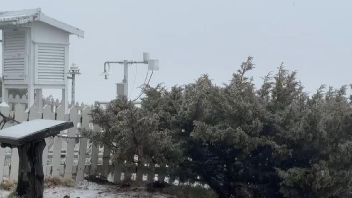下午1時05分玉山再度降雪。(圖/氣象署提供)
