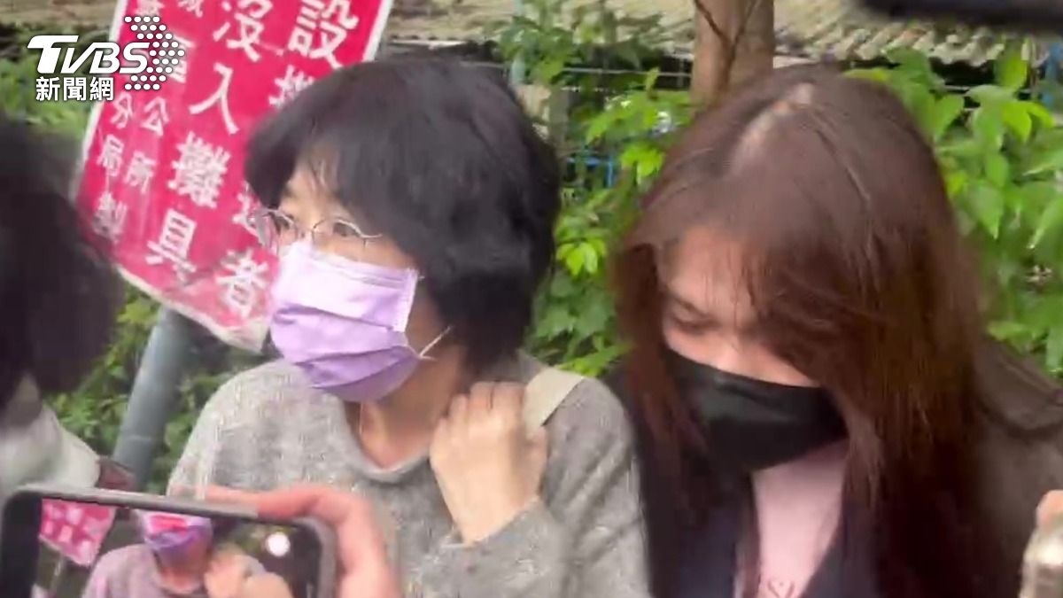 陳佩琪戴著口罩下午現身北所。(圖/TVBS)