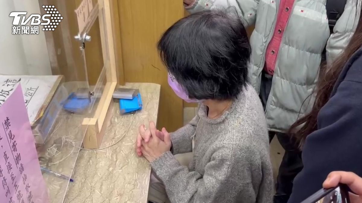 陳佩琪帶了保暖衣物跟現金到北所給柯文哲。(圖/TVBS)