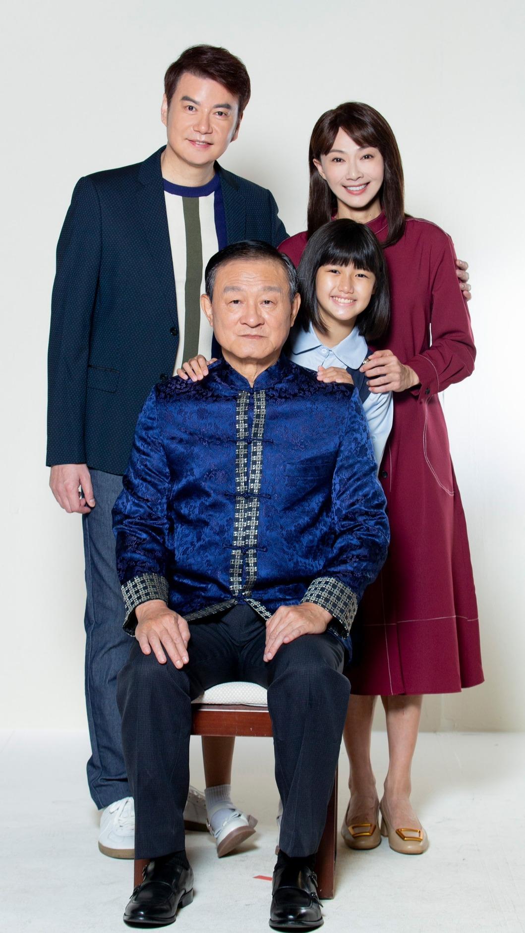 前排左起陳慕義、蕭晴曦,後排左起倪齊民、侯怡君演出中醫世家。(圖/民視提供)