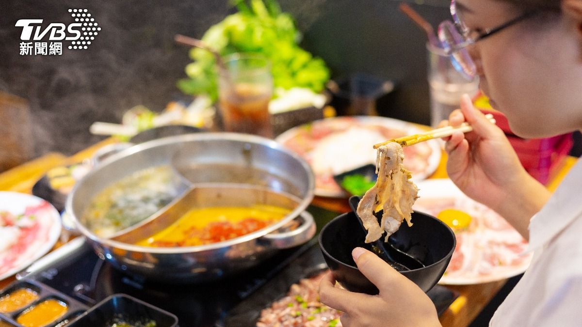 獨自吃飯不想併桌!遭店員怒嗆「很無禮」 網搖頭:直接走了