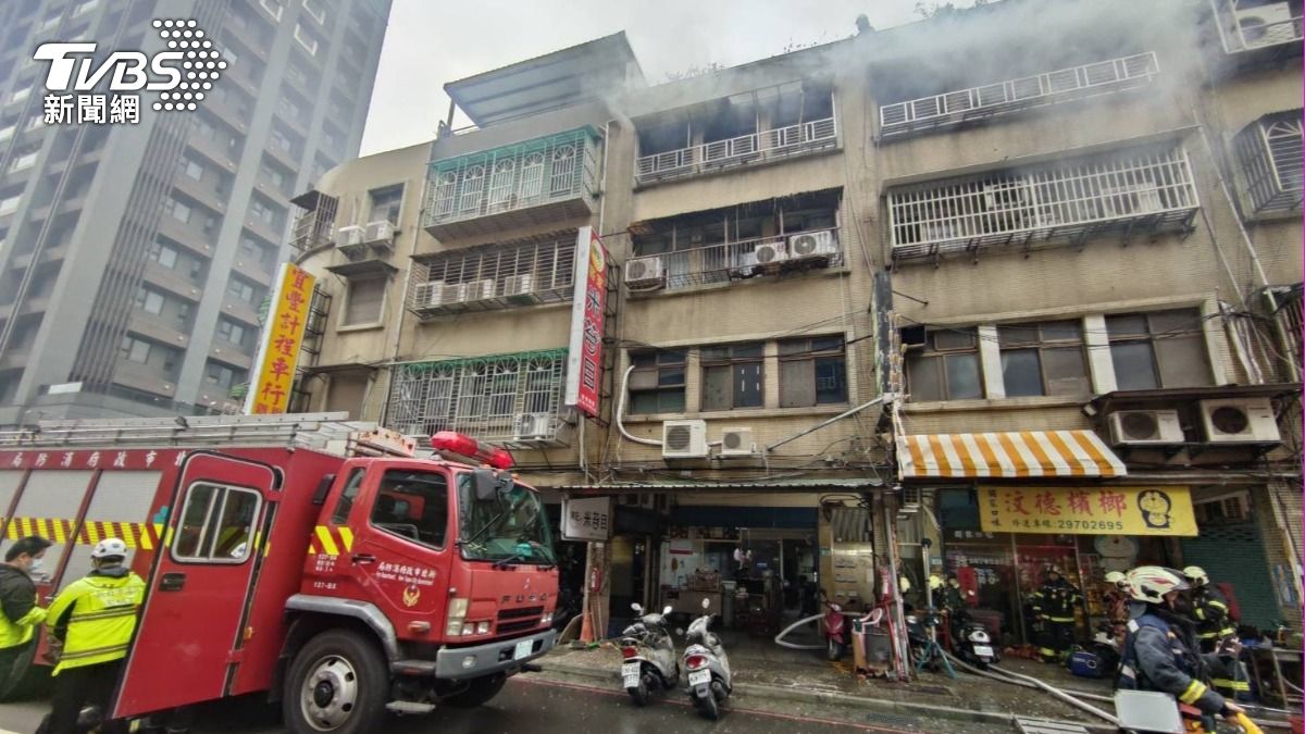 起火點疑似為神明廳燭火不慎引燃。（圖／TVBS）