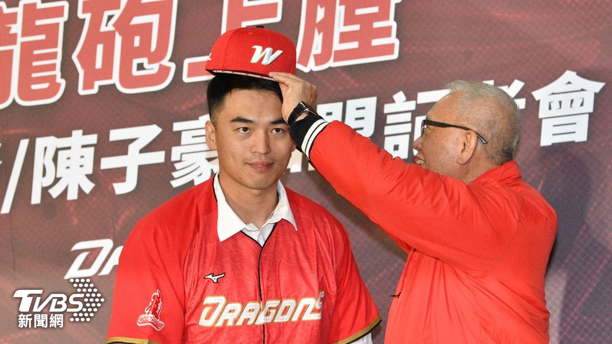 朱育賢披龍袍,親曝選擇味全龍原因。(圖/胡瑞麒攝)