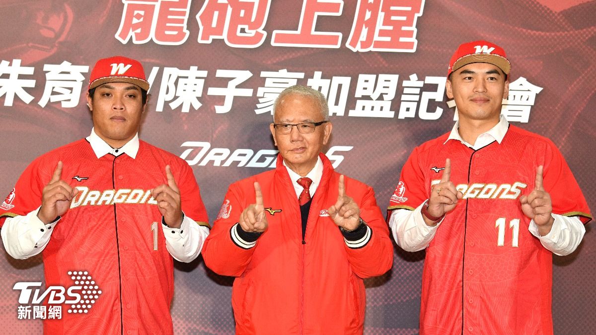 朱育賢、陳子豪披龍袍。(圖/胡瑞麒攝)