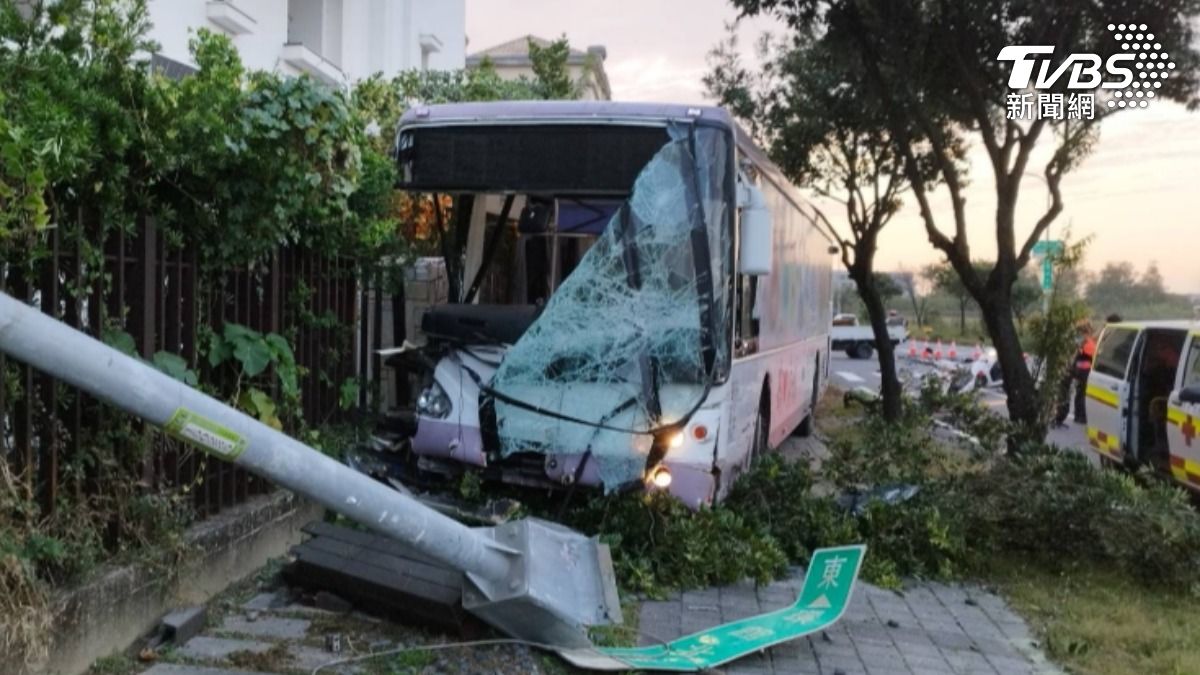 台南公車嚴重車禍!遭貨車碰撞再衝民宅 乘客緊急送醫