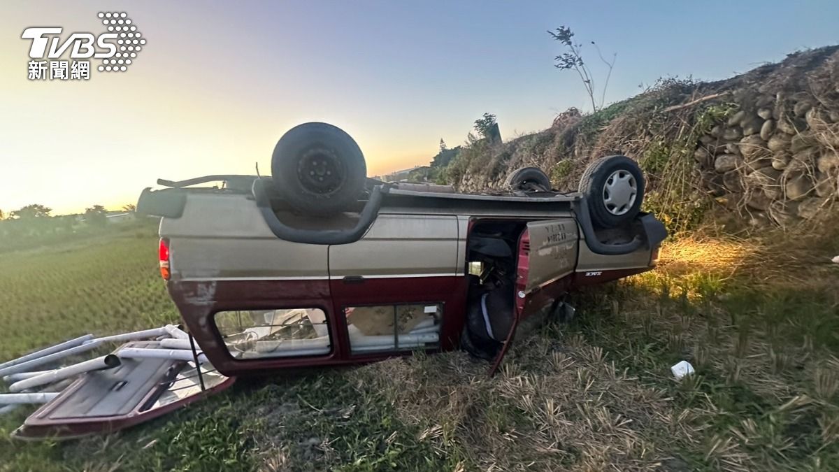 台中死亡車禍!箱型車90度翻躺自家田埂 駕駛殞命搶救不治