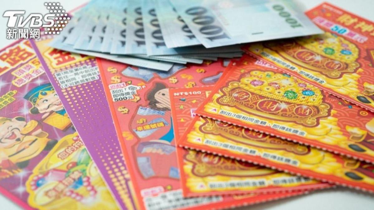 妹子刮刮樂刮一半!擺攤婦急做「1行為」 網傻眼:像慣犯