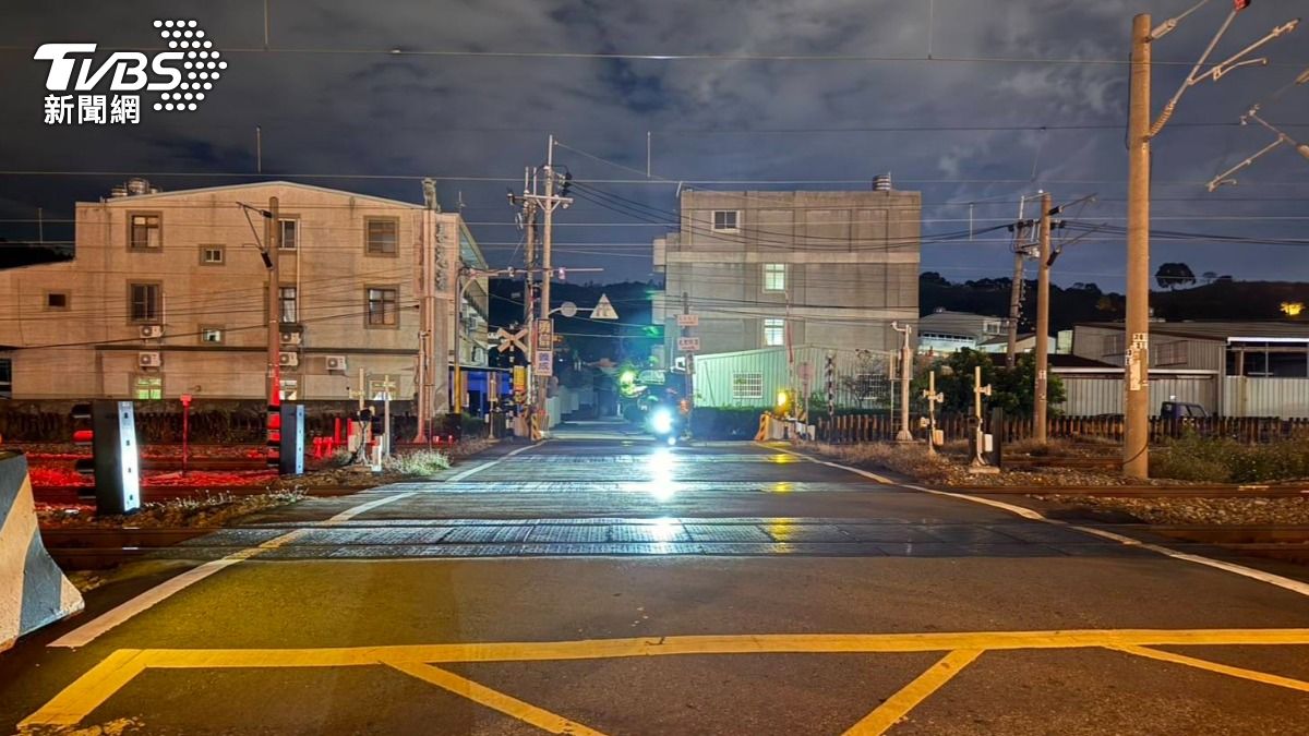台中平交道事故!車撞行人「彈兩下輾過」烙跑 區間車急煞停
