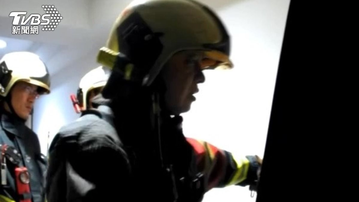 警消人員到場協助破門。（圖／TVBS）