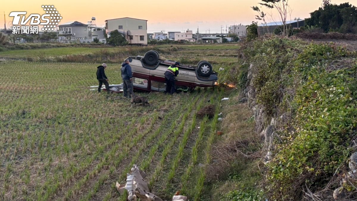 車輛90度翻倘田埂中。(圖/TVBS)