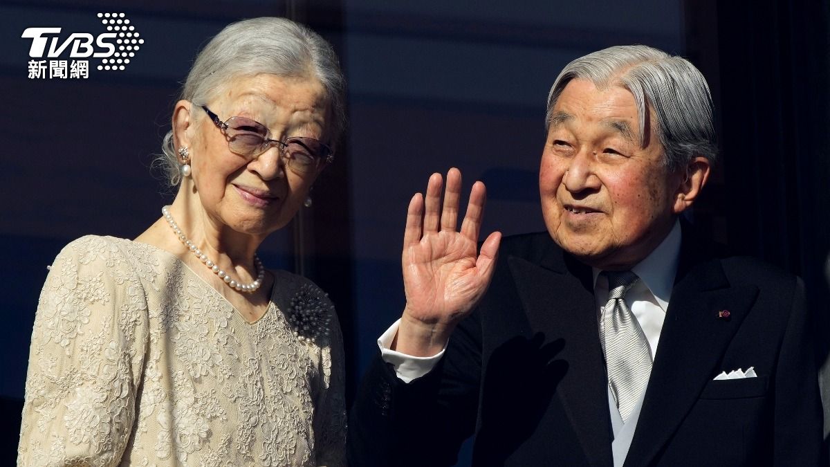 美智子上皇后與明仁上皇2日在皇居出席「新年一般參賀」，與民眾打招呼。（圖／達志影像美聯社）