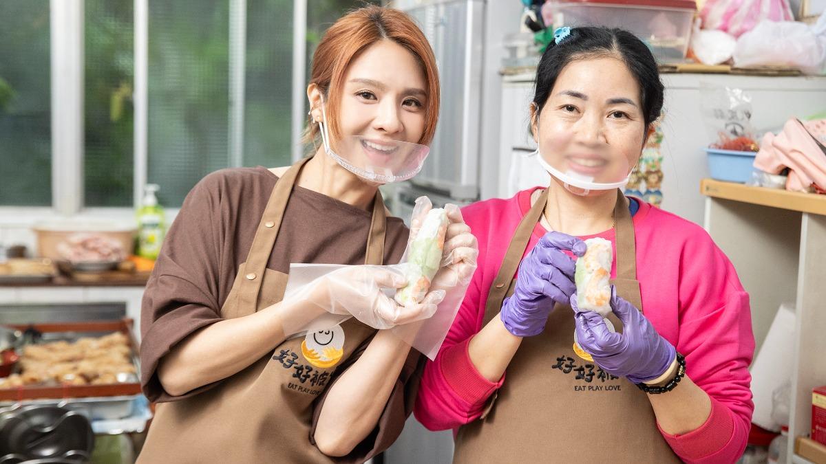 郭靜向廚房阿姨學習越式春捲,還一度因為料太滿被虧包太多。(圖/天主教博愛基金會提供)