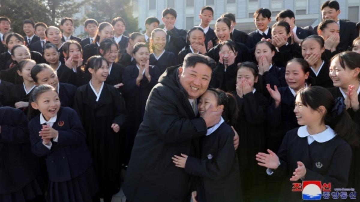金正恩抓女童臉緊貼胸口 熱情熊抱合影旁人全看傻
