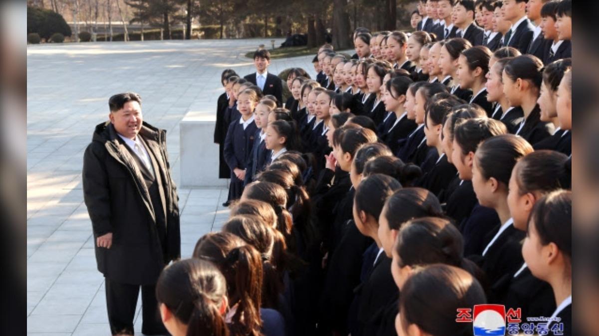金正恩接見學生代表團。(圖/翻攝自 朝中社)