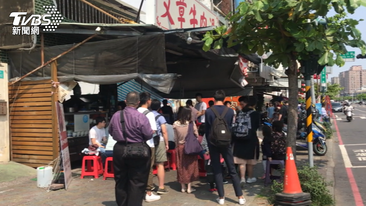 台南牛肉湯名店廚師「嚼檳榔炒菜」吐汁被開除 他不服提告下場曝