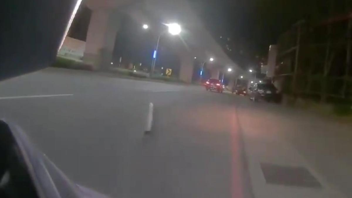 長達1米多的鋼條掉落路中。（圖／八卦村 - 行車紀錄器影片上傳中心 ）