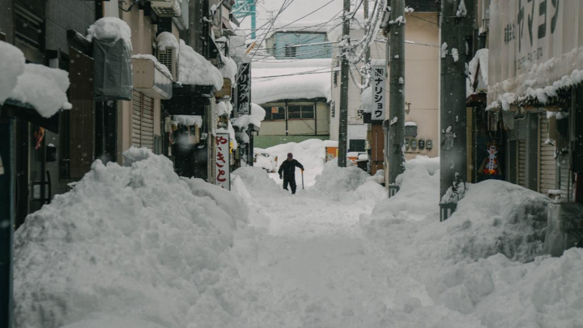 災難等級暴風雪襲日本東北 60歲婦屋頂除雪墜落