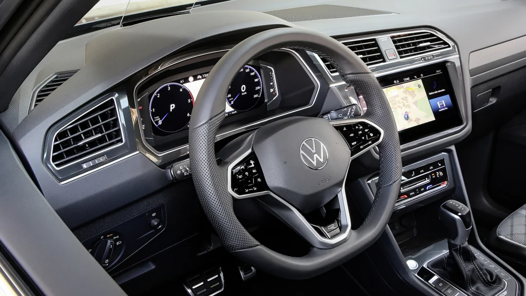 Tiguan 280 TSI R-Line升級運動化內裝，同時保留9.2吋多媒體鏡面觸控主機。（圖／Volkswagen提供）
