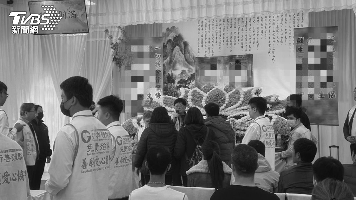 今日告別式上,阮男媽媽仍舊傷心哭斷腸,令人不忍直視。(圖/林冠丞攝)