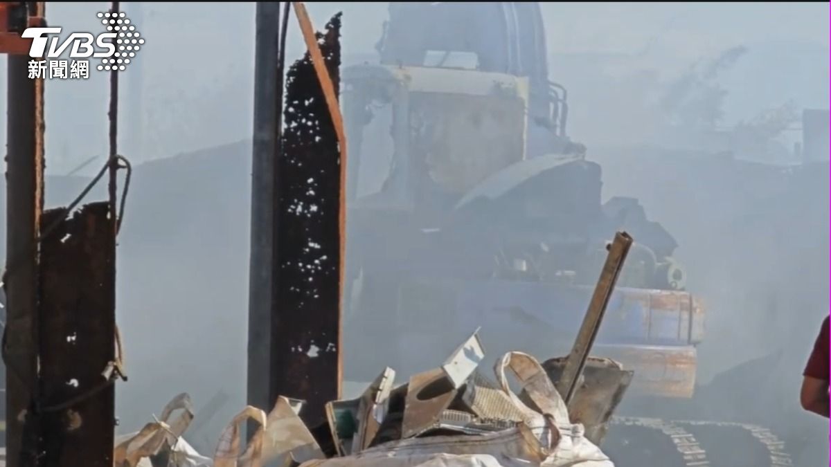 該鐵皮資收場起火。(圖/TVBS)