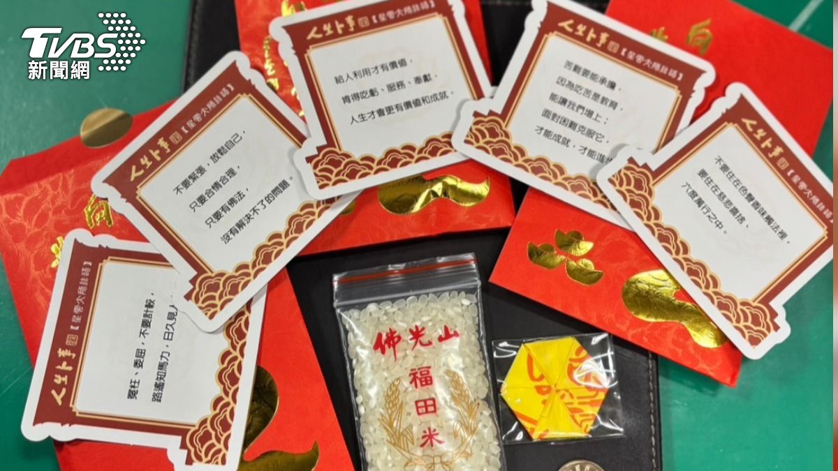 員警也能藉由一窺小卡裡的文字內容，來得到鼓勵的力量與人生建議。（圖／TVBS）