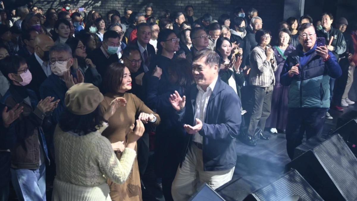 郝龍斌在台下開心熱舞。(圖/台北演藝經紀文化交流協會提供)