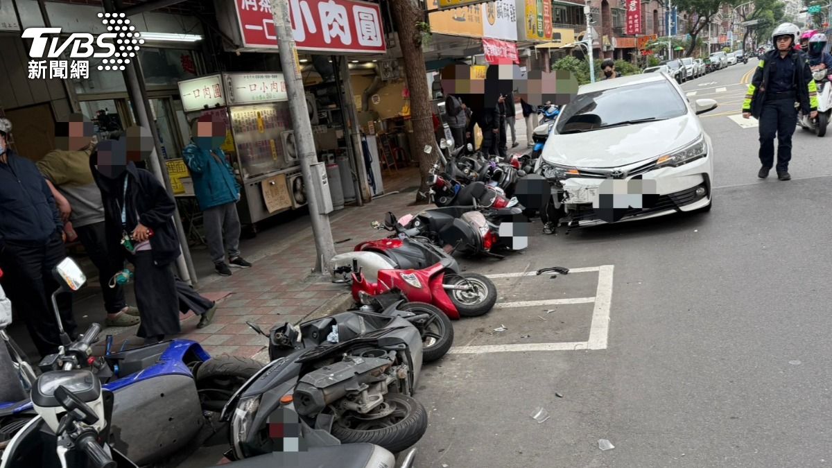 撿手機分神連撞8機車 警在車內搜出大量毒品…駕駛慘了