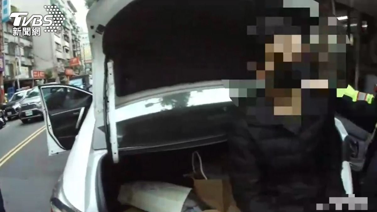 李姓駕駛為了撿手機,分神撞倒8輛機車,警方到場後在車內查獲大量毒品。(圖/TVBS)