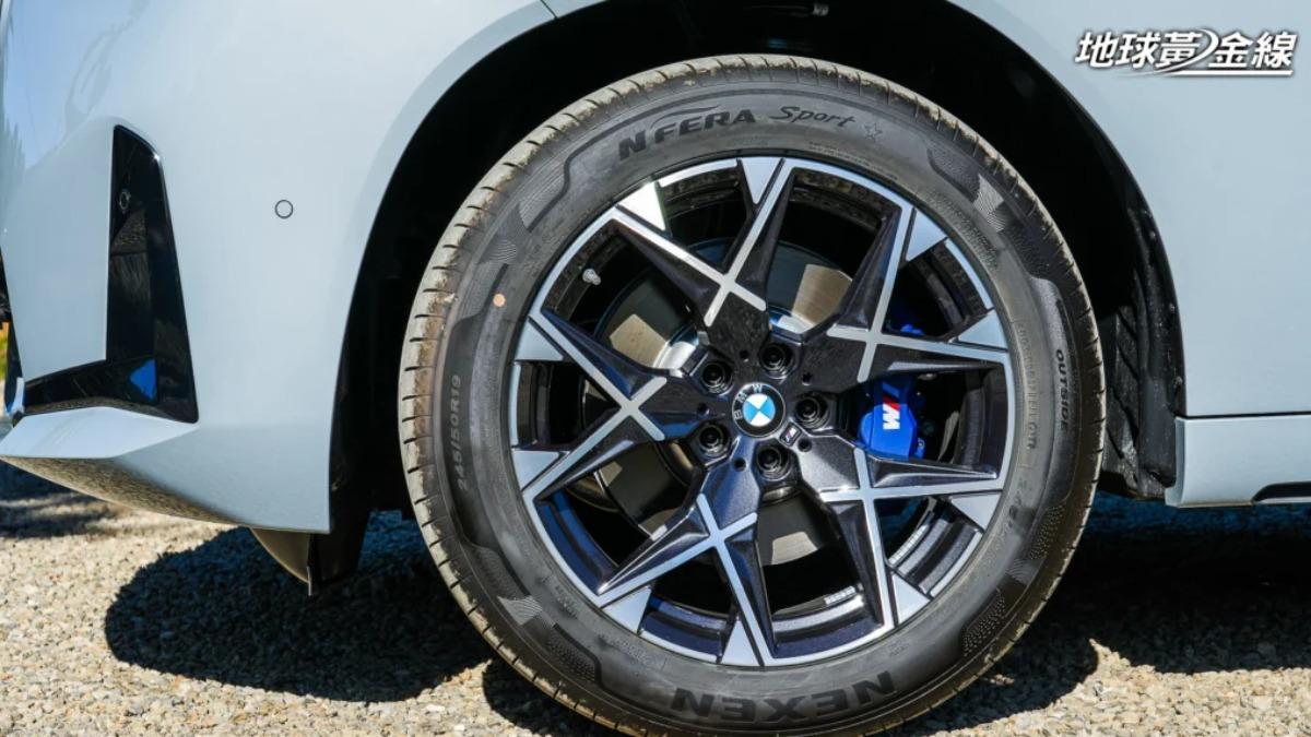 19吋M款式樣輪圈與藍色卡鉗為X3 20 xDrive M Sport標準配備。(圖/地球黃金線)
