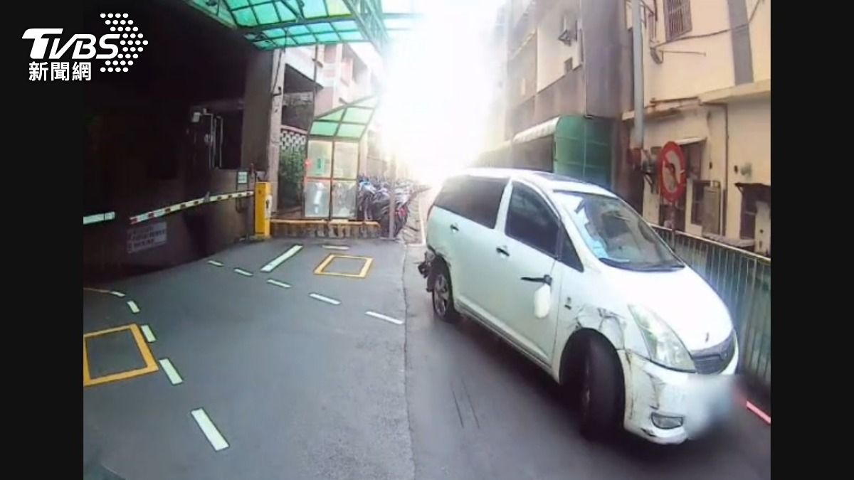 該名婦人被警方喝令下車。(圖/TVBS)