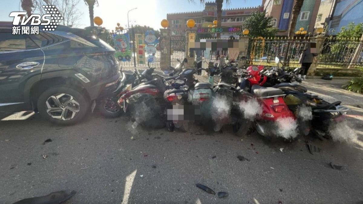 為了撿水瓶！桃園婦誤踩油門暴衝　倒車「又撞路邊11車」落跑