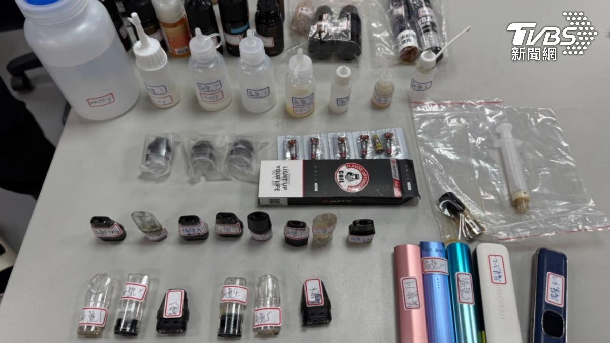 警方查扣到各式毒品分裝及吸食器等證物。(圖/TVBS)