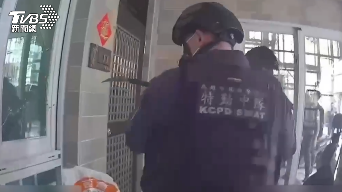 絕命大逃殺!天九牌賭場藏民宅遭攻堅 賭客赤腳逃竄糗落網