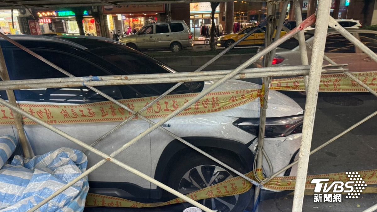 恍惚自撞鷹架！新北白牌車司機狂抖喊「我不知道」癱坐地