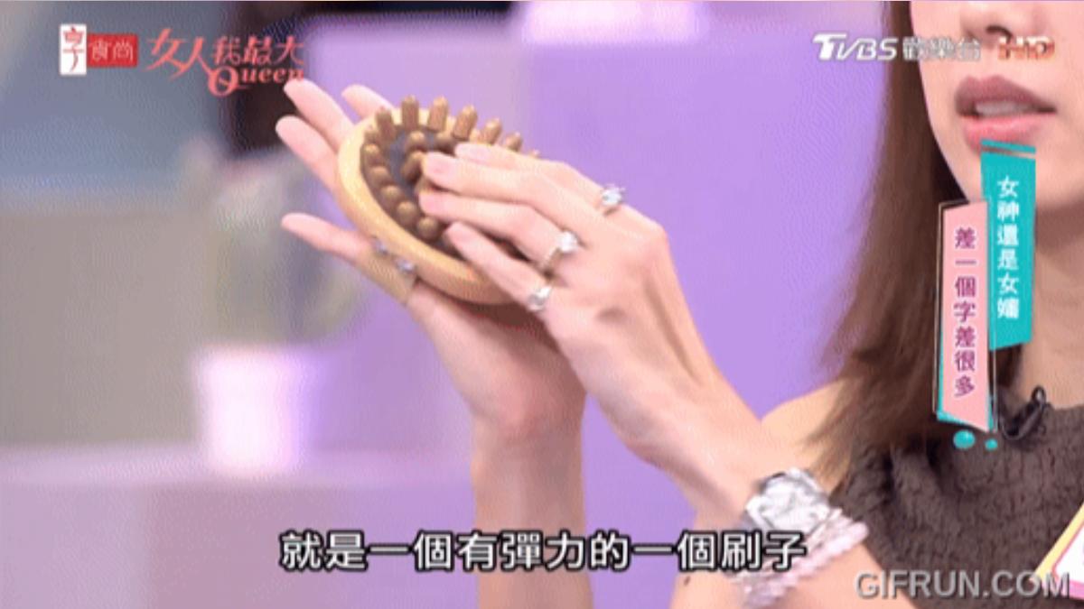 氣墊刷也能按摩。(圖/翻攝自YouTube女人我最大)