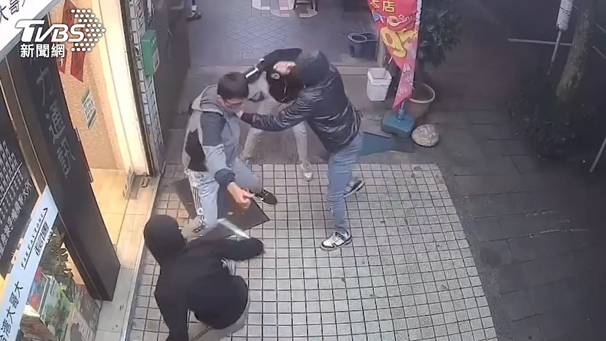 詐團黑吃黑!車手帶女友面交拿贓款 慘被3煞噴辣椒水搶百萬