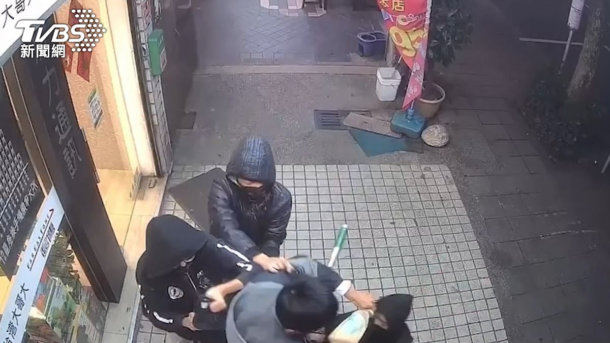 黃姓車手被「黑吃黑」,遭到3名惡煞行搶百萬贓款。(圖/TVBS)
