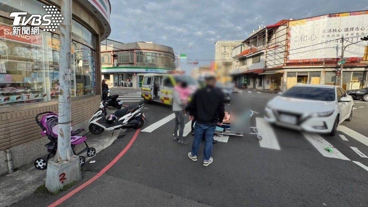 有片／左轉沒禮讓！苗栗嬤推3歲童過馬路　遭車撞倒急關心孫