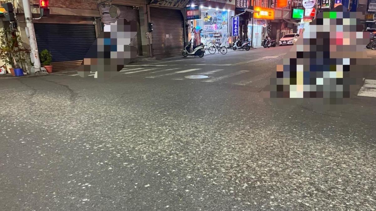 高雄街道遭鳥便便轟炸!「溫熱白液」滿地 7騎士打滑慘摔