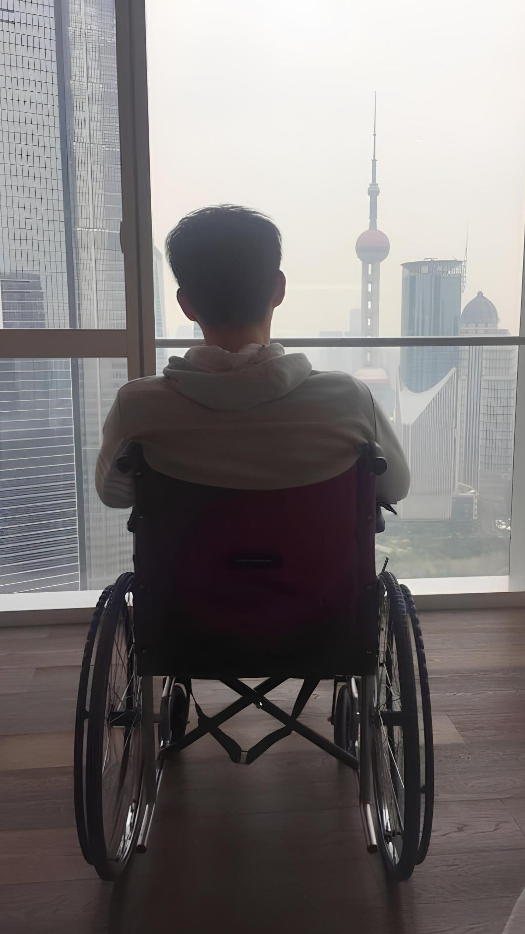 李程彬曾因車禍受傷坐輪椅代步。(圖/東旭九翔娛樂提供)