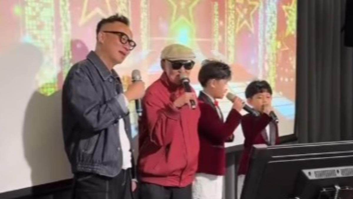 許常德(左起)日前帶李炳輝去跑尾牙活動。(圖/翻攝自許常德的地下手記臉書)