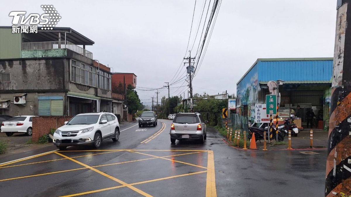 桃園婦人過馬路時被一輛轎車撞上。(圖/TVBS)