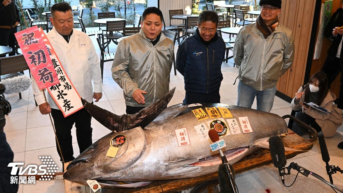 東京豐洲市場黑鮪魚新年首拍 破2億日圓成交創史上次高