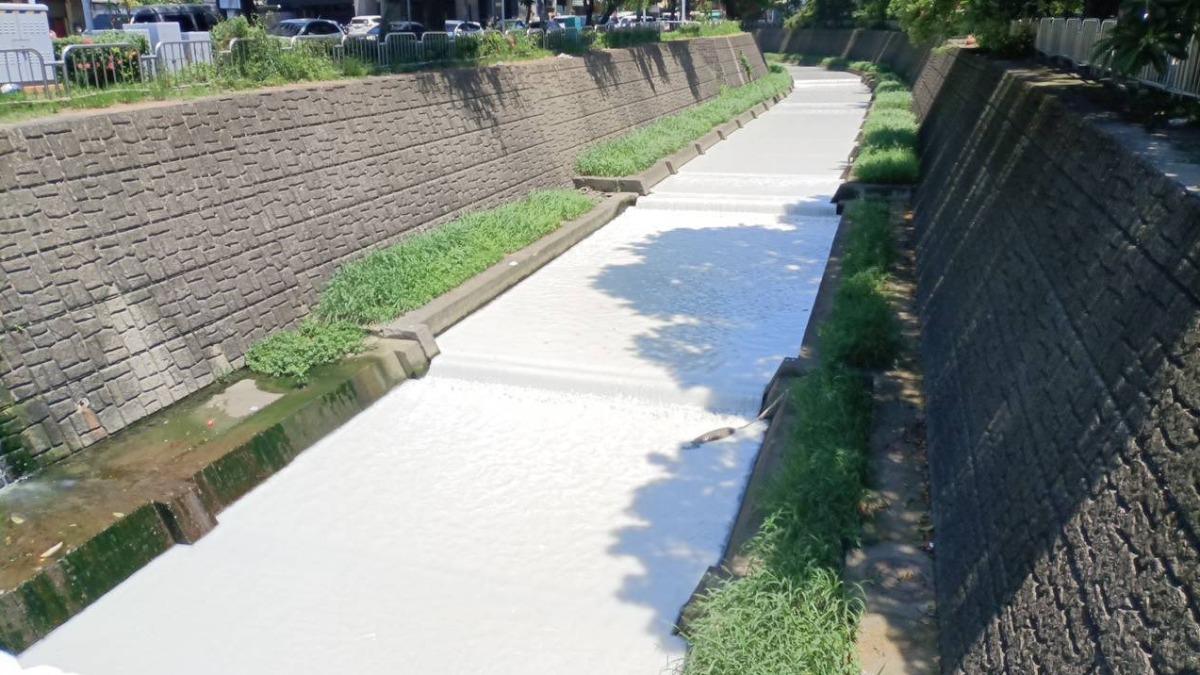 河流慘成全白牛奶溝!台中水污染案3年抓89件 重罰358萬