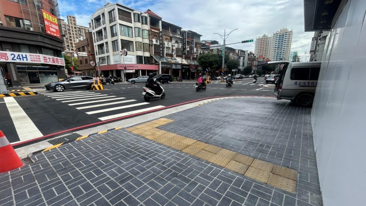 人行道導盲磚成陷阱?議員:視障者恐撞梁柱 中市建設局回應了